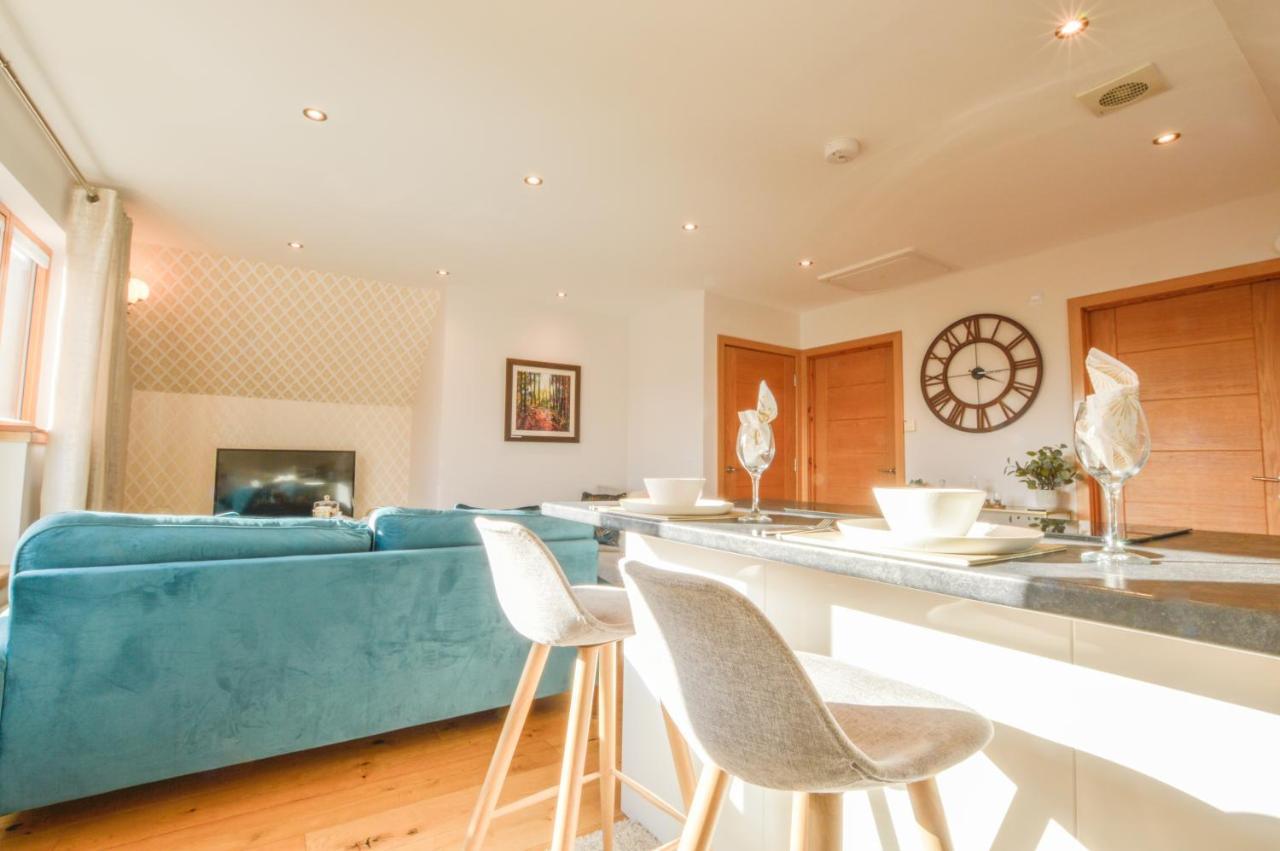 Rowan Tree - Modern Apartment, Free Parking & Views Appartamento