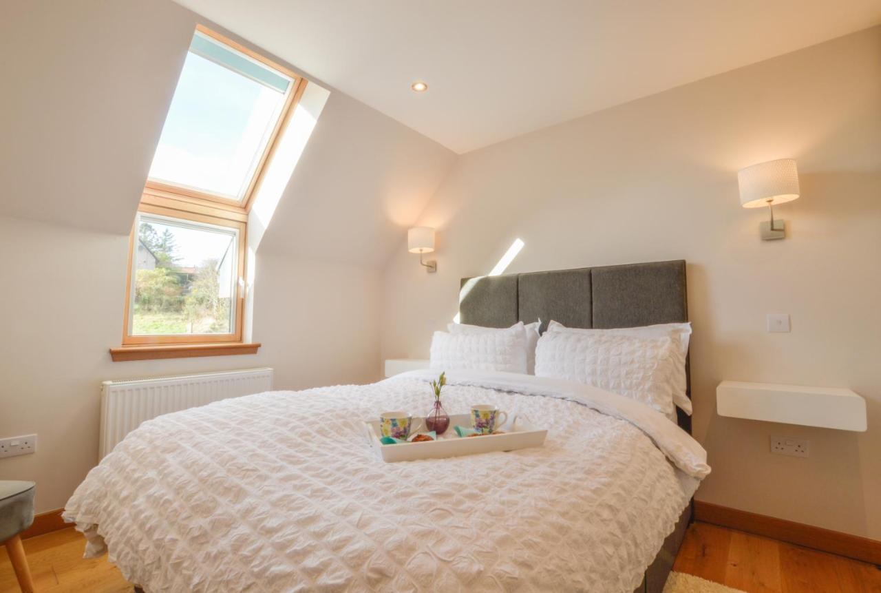 Rowan Tree - Modern Apartment, Free Parking & Views *