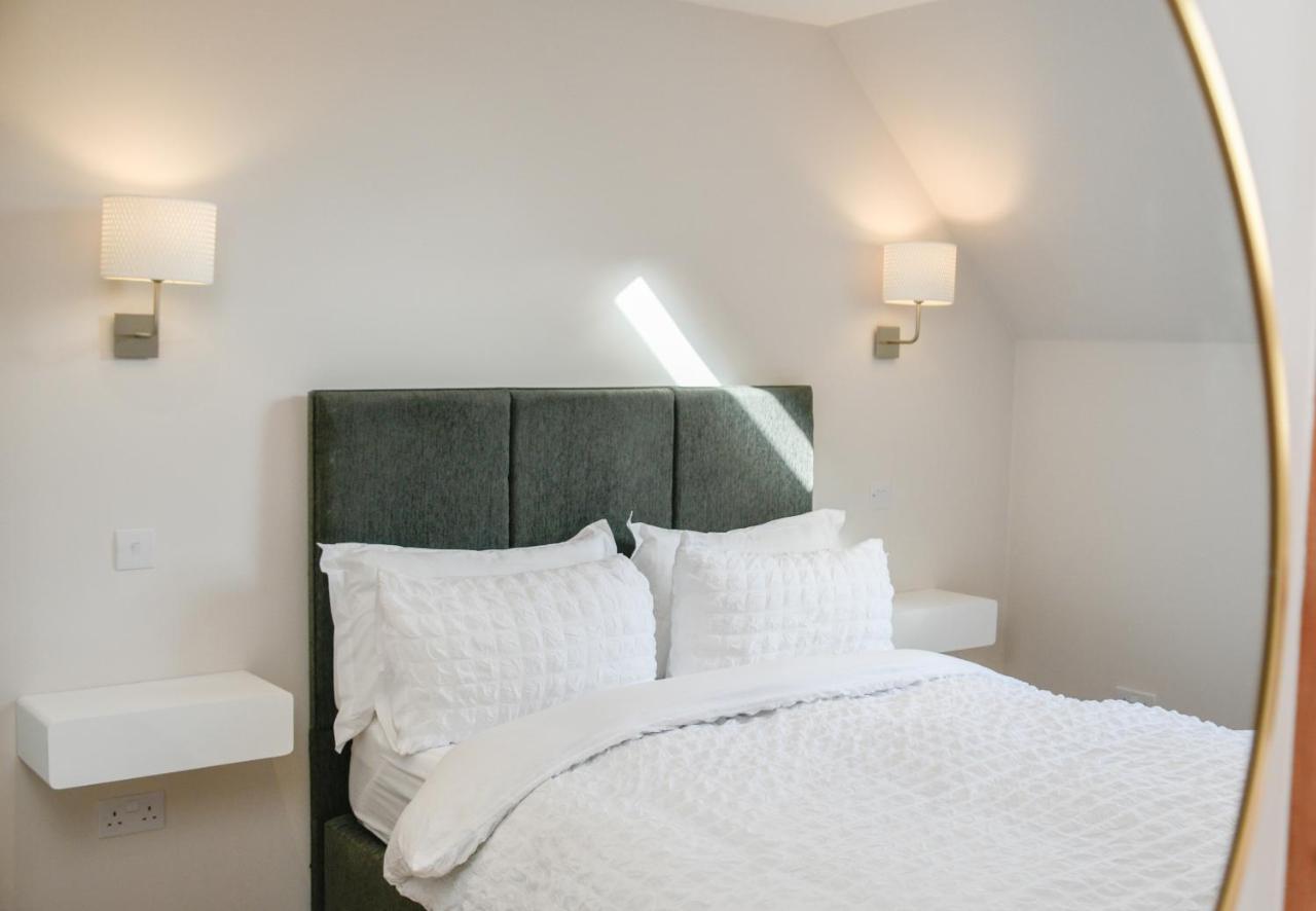 Rowan Tree - Modern Apartment, Free Parking & Views *